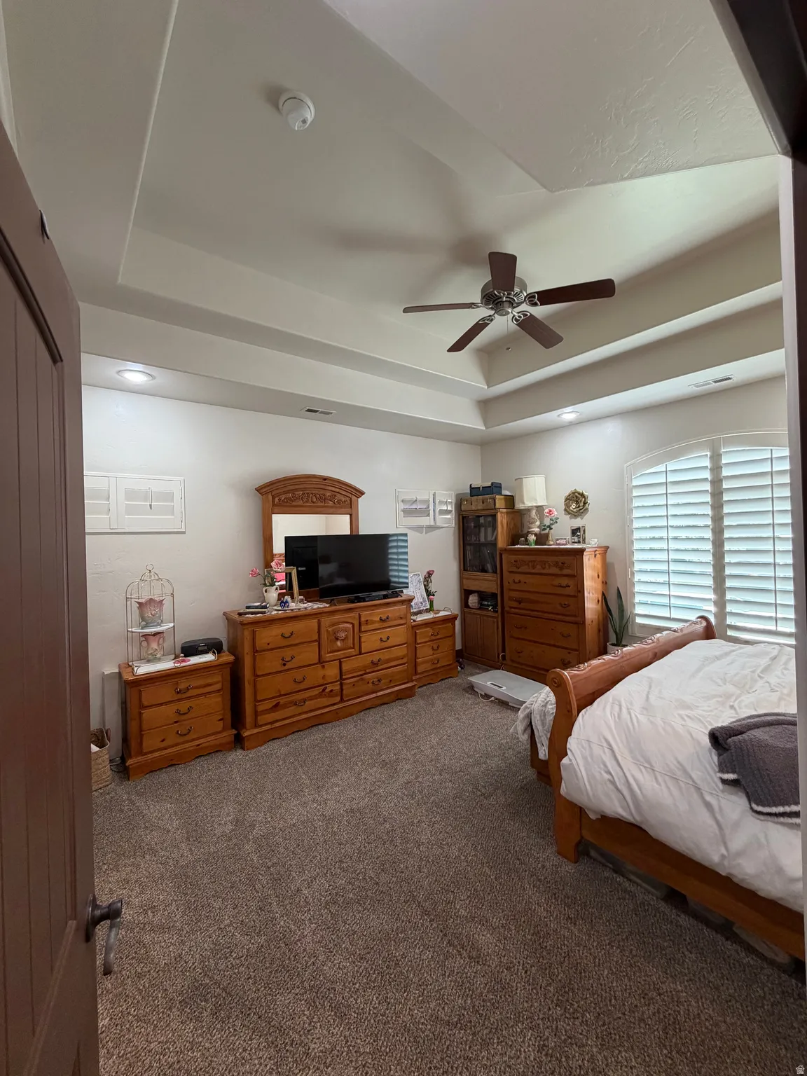 Tray ceiling with a ceiling fan and recessed lighting