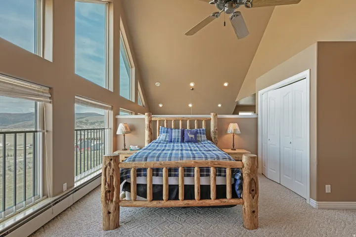 Room featuring expansive window walls, a vaulted ceiling with a ceiling fan, recessed lighting, and soft carpet flooring