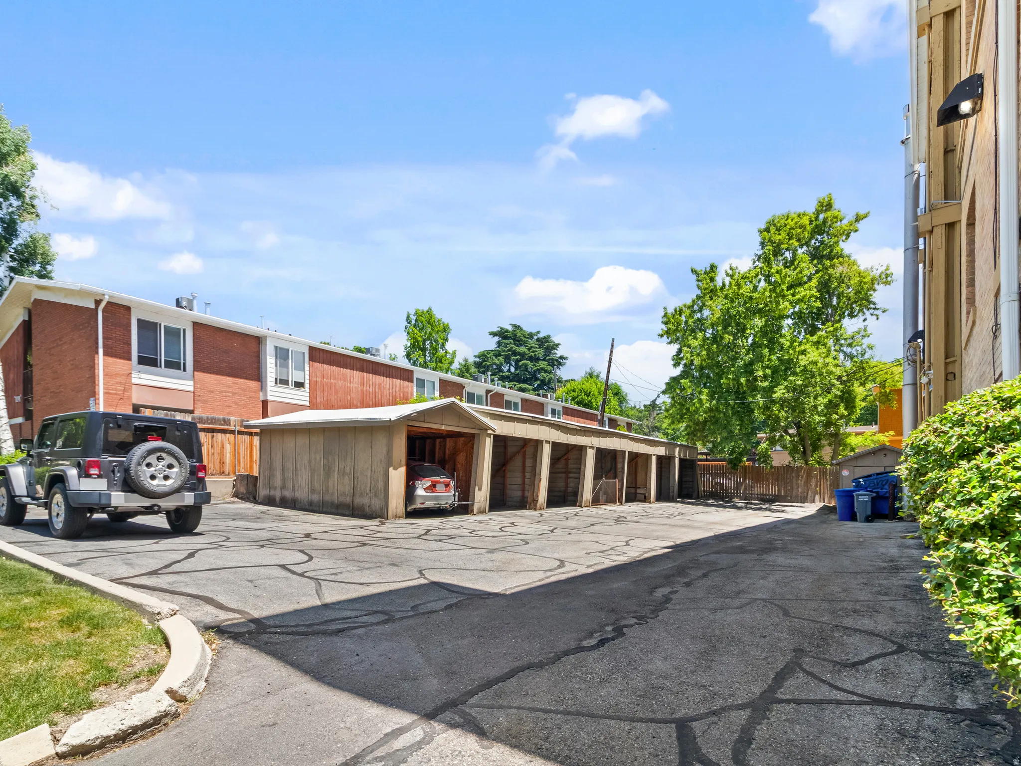 Detached covered parking structures with multiple bays
