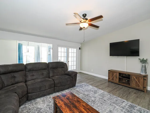 Vaulted ceiling with an installed ceiling fan and light fixture