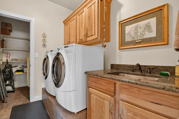 w/ Linen Closet