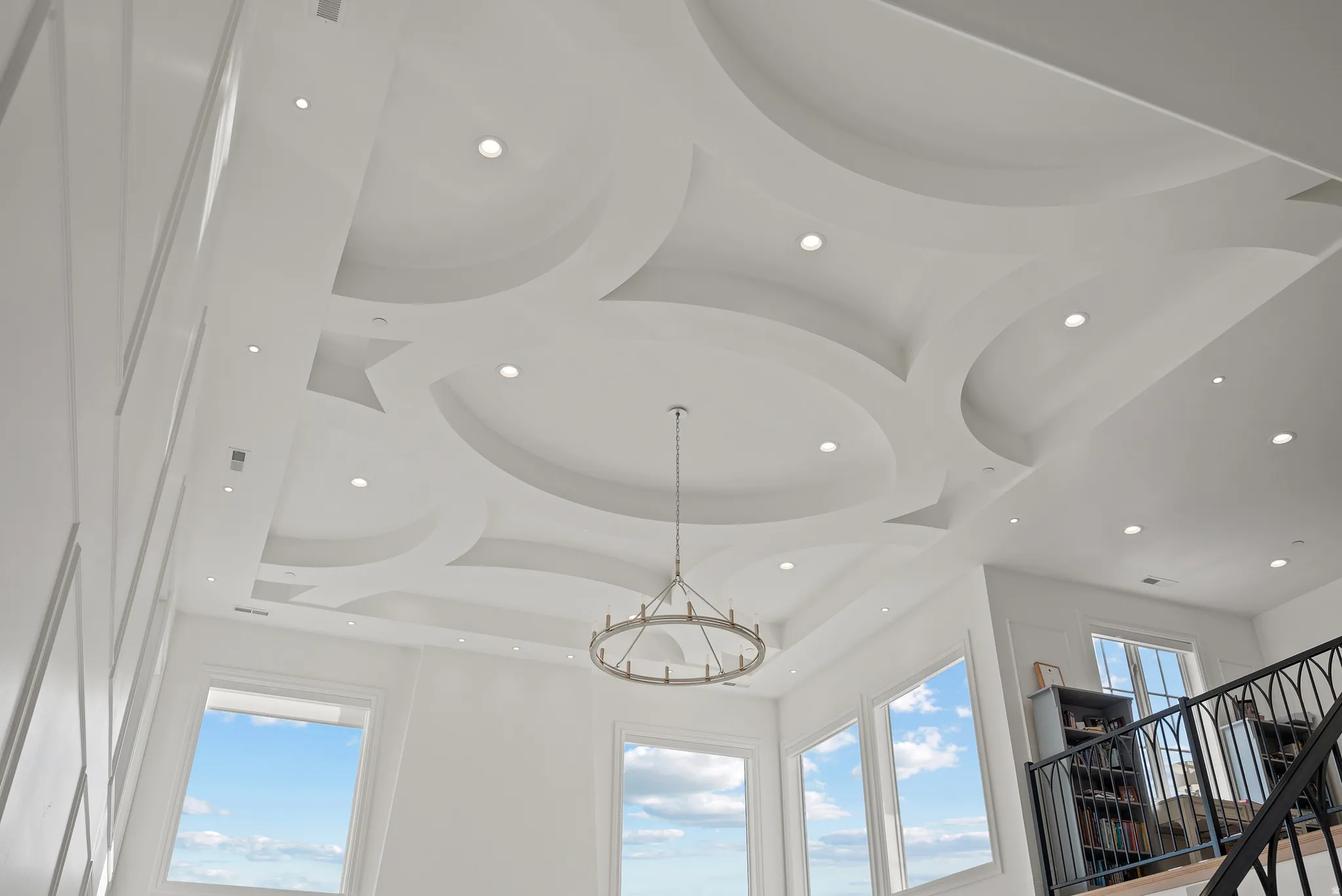 Vaulted ceiling featuring intricate tray and cove details
