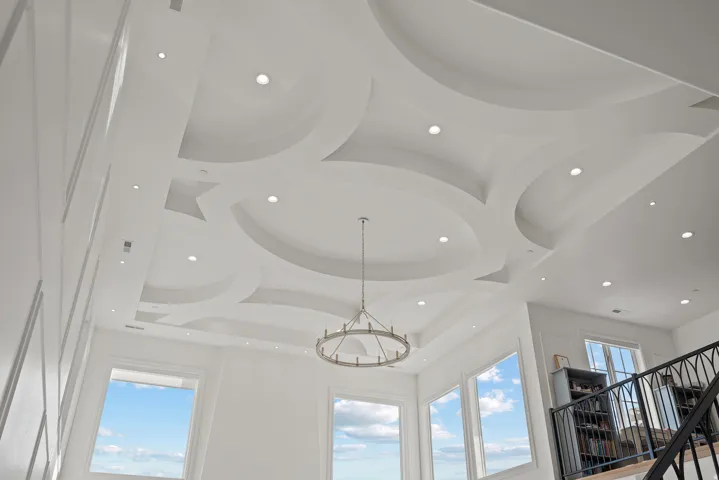Vaulted ceiling featuring intricate tray and cove details