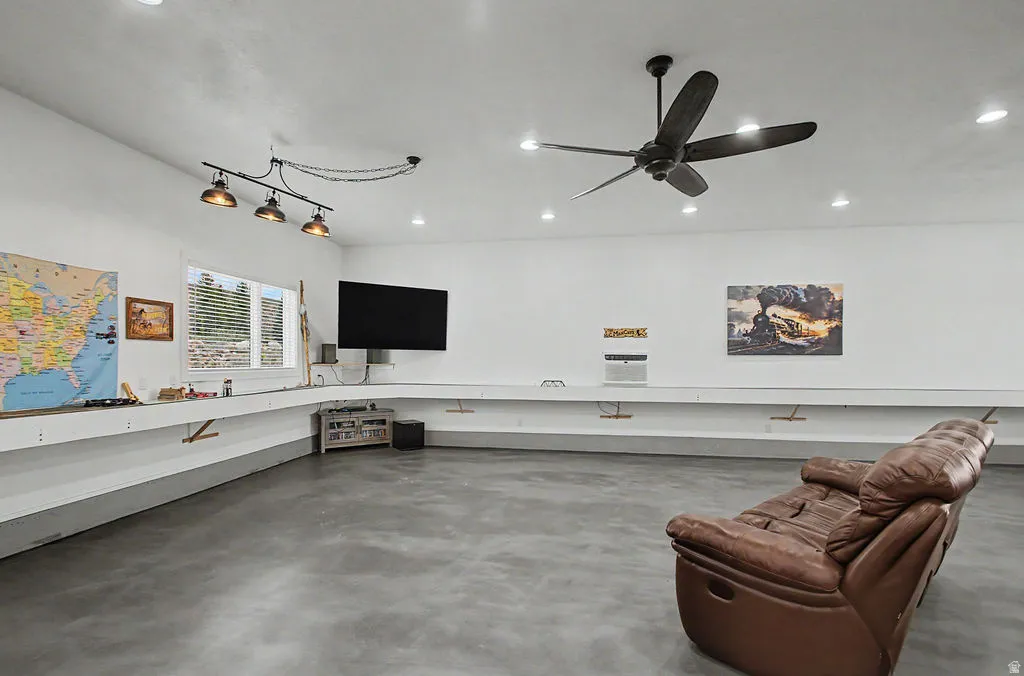 Spacious detatched shop  with polished concrete flooring and white walls