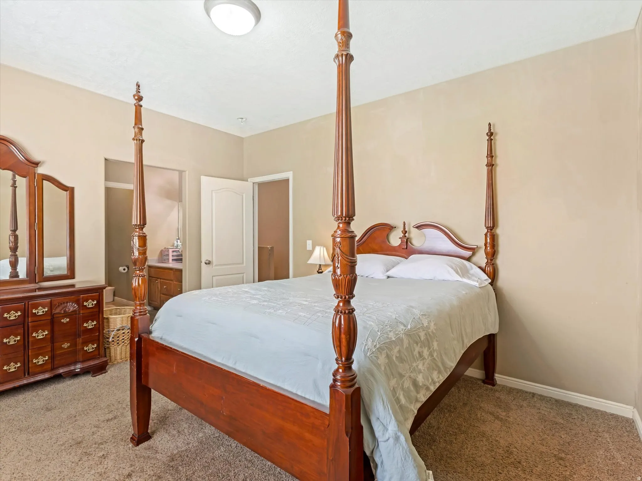 Carpeted room with a ceiling-mounted light fixture