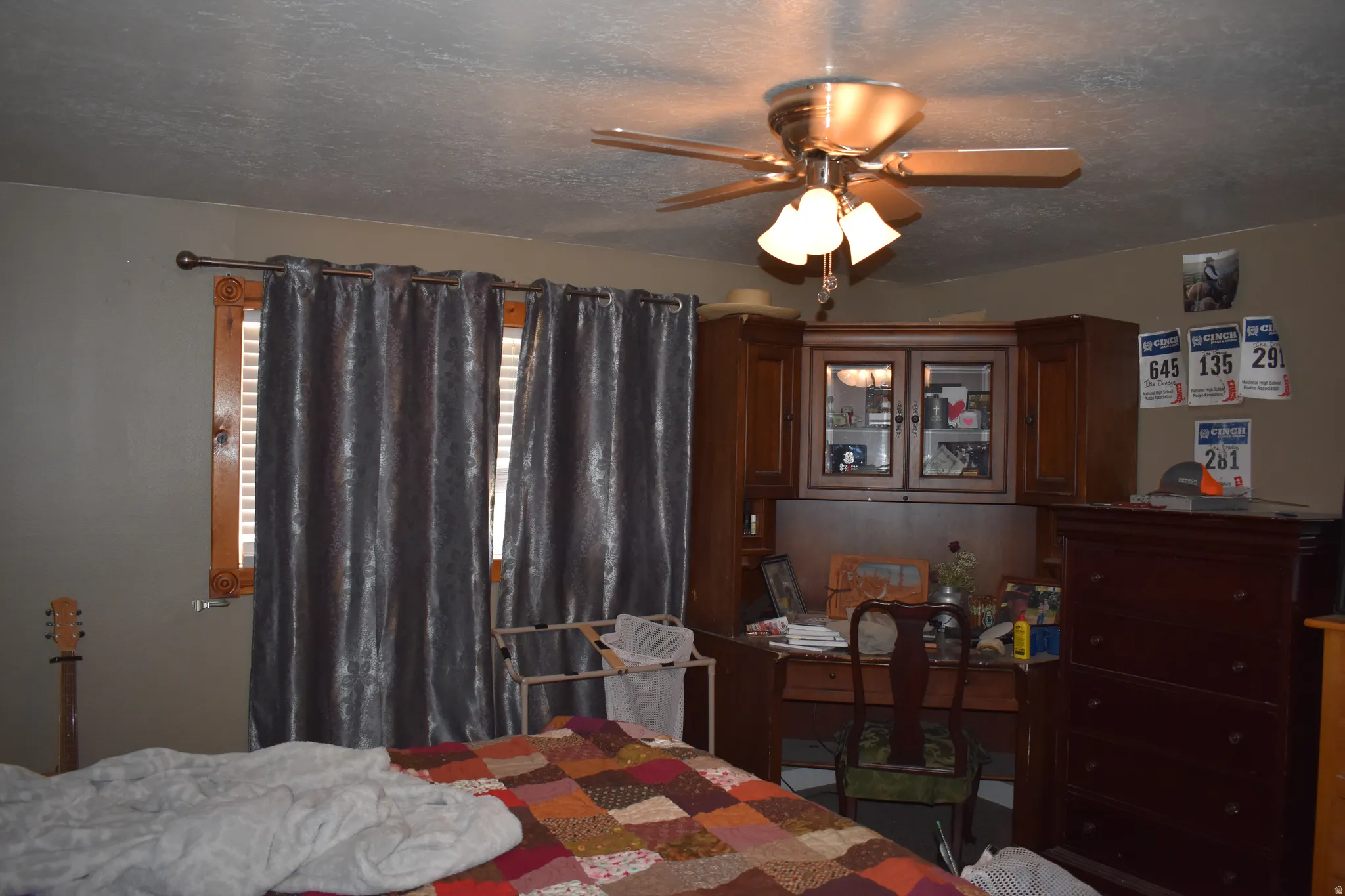 Ceiling fan with integrated lighting