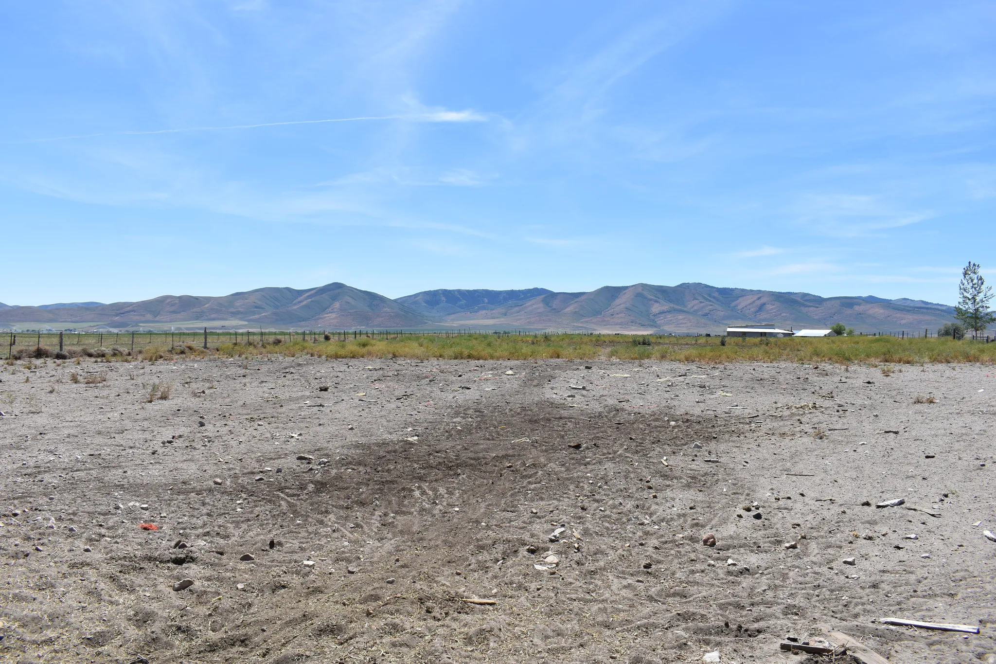 Expansive land parcel featuring open terrain and distant mountain ranges