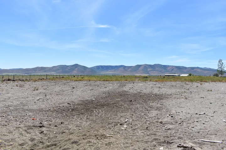 Expansive land parcel featuring open terrain and distant mountain ranges