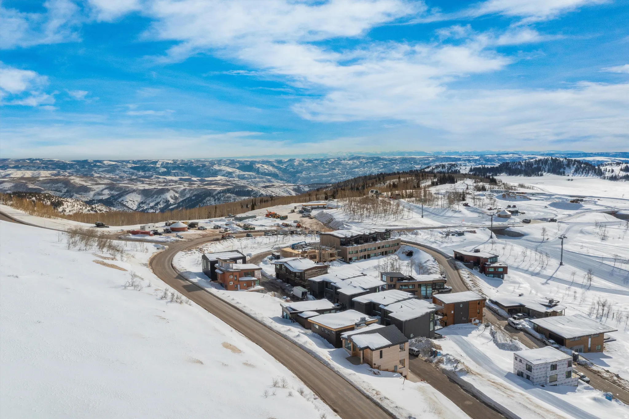 Snowy aerial view featuring a mountain view