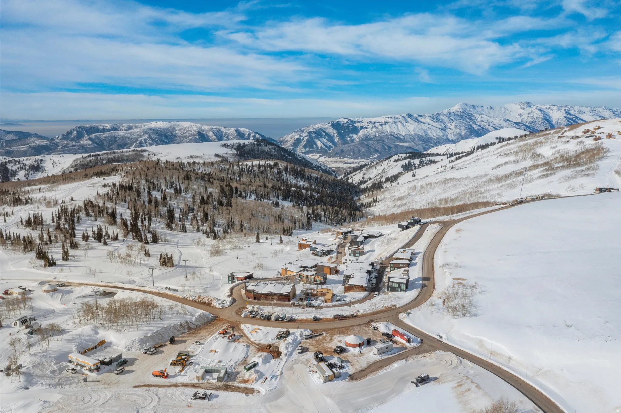 Snowy aerial view featuring a mountain view