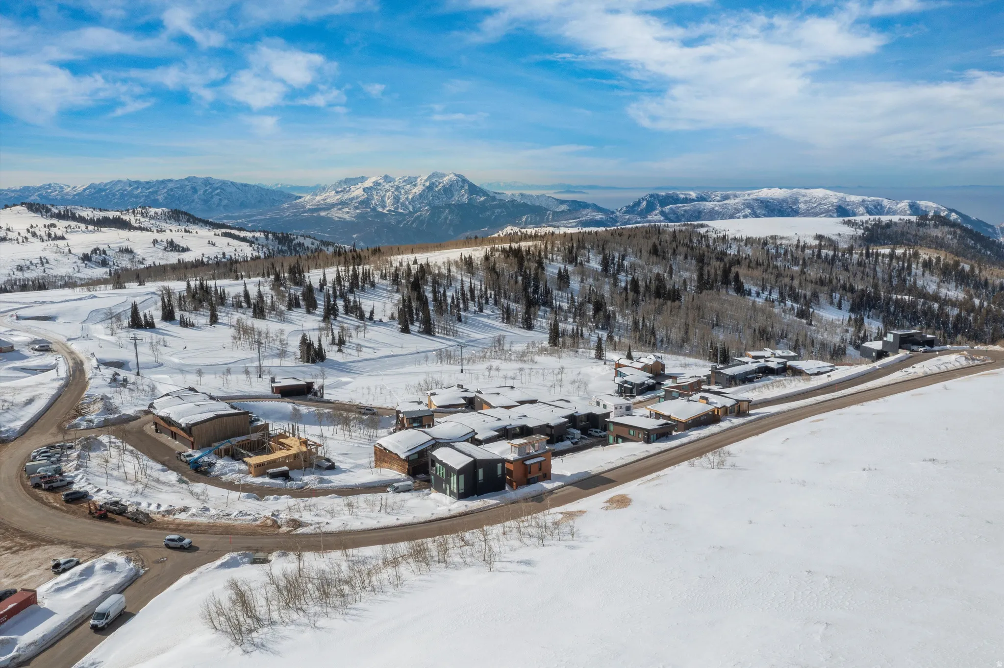 Snowy aerial view with a mountain view