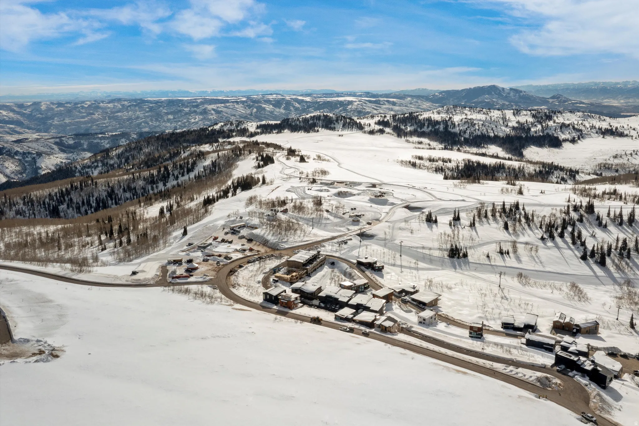 Snowy aerial view featuring a mountain view