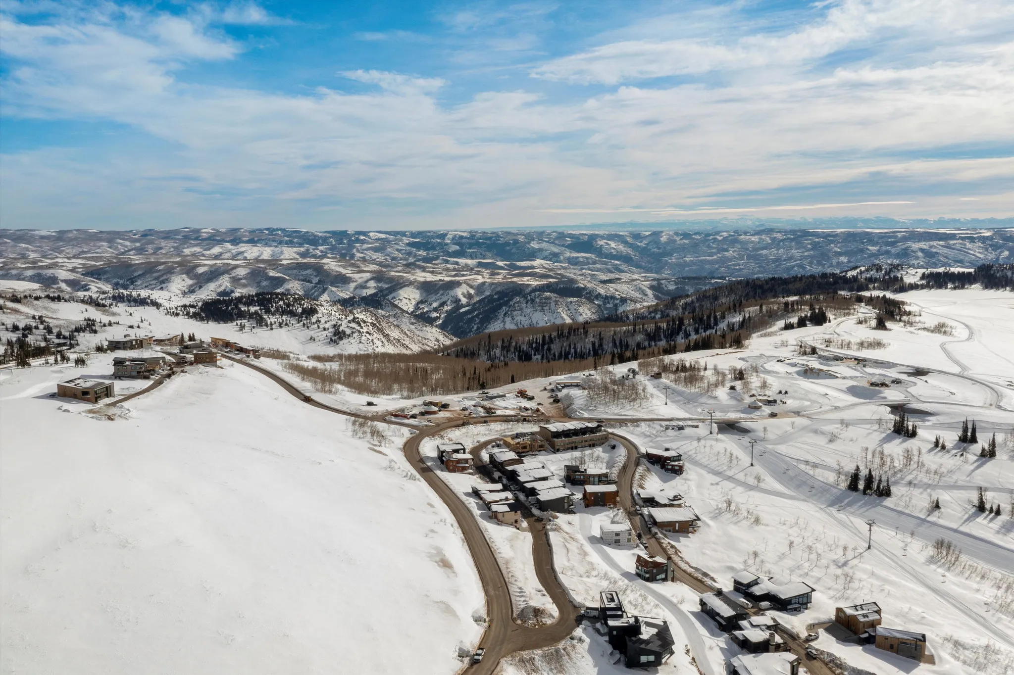 Snowy aerial view with a mountain view