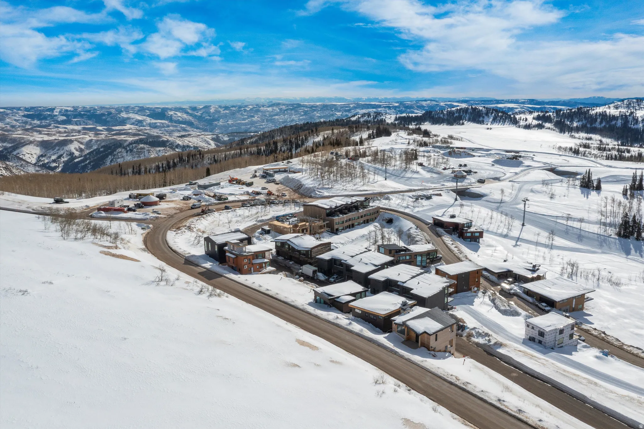 Snowy aerial view featuring a mountain view
