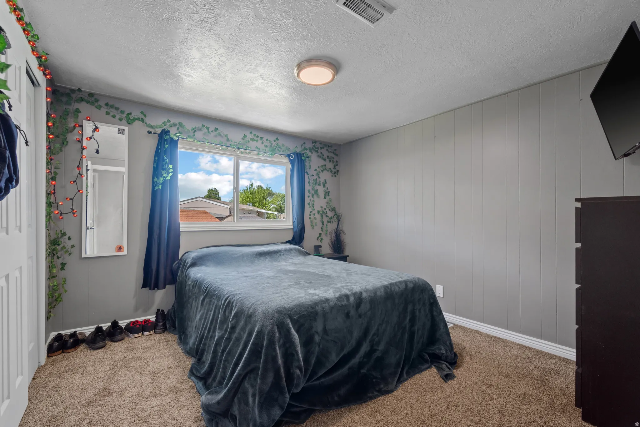 Carpeted room featuring a large window