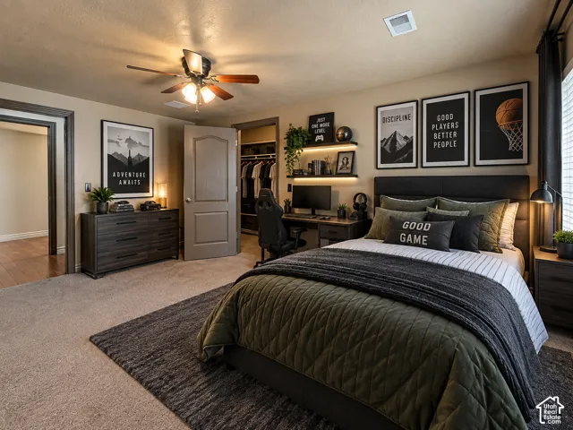 Ceiling fan with integrated lighting
