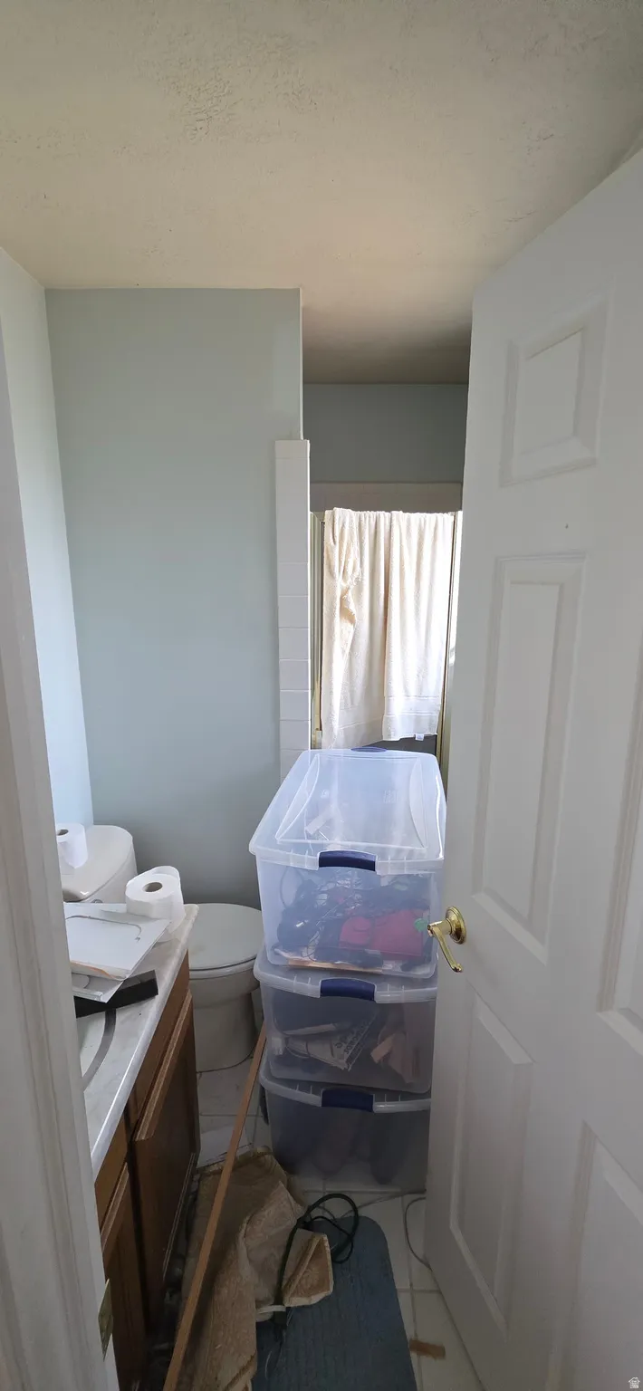 Bathroom with a light blue wall finish