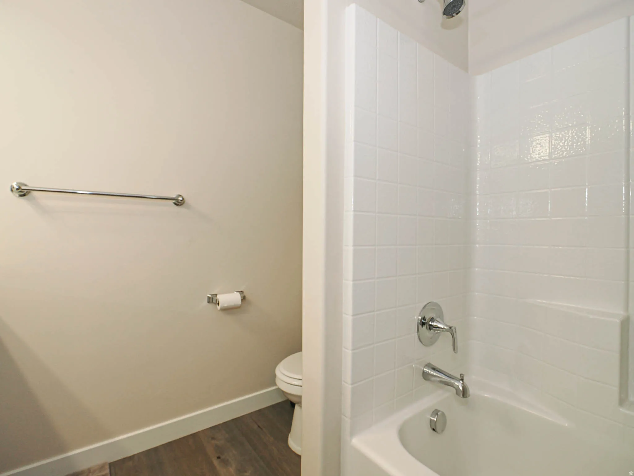 Full main bathroom