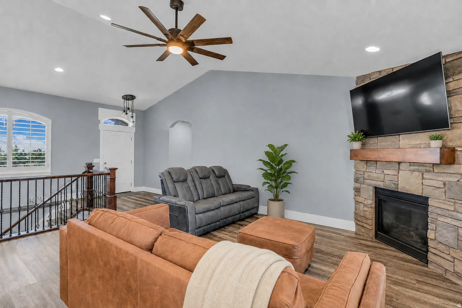 Vaulted ceiling with an integrated ceiling fan and recessed lighting