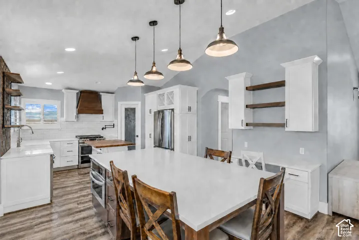 Virtually cleaned and cleared of kitchen items and decor.