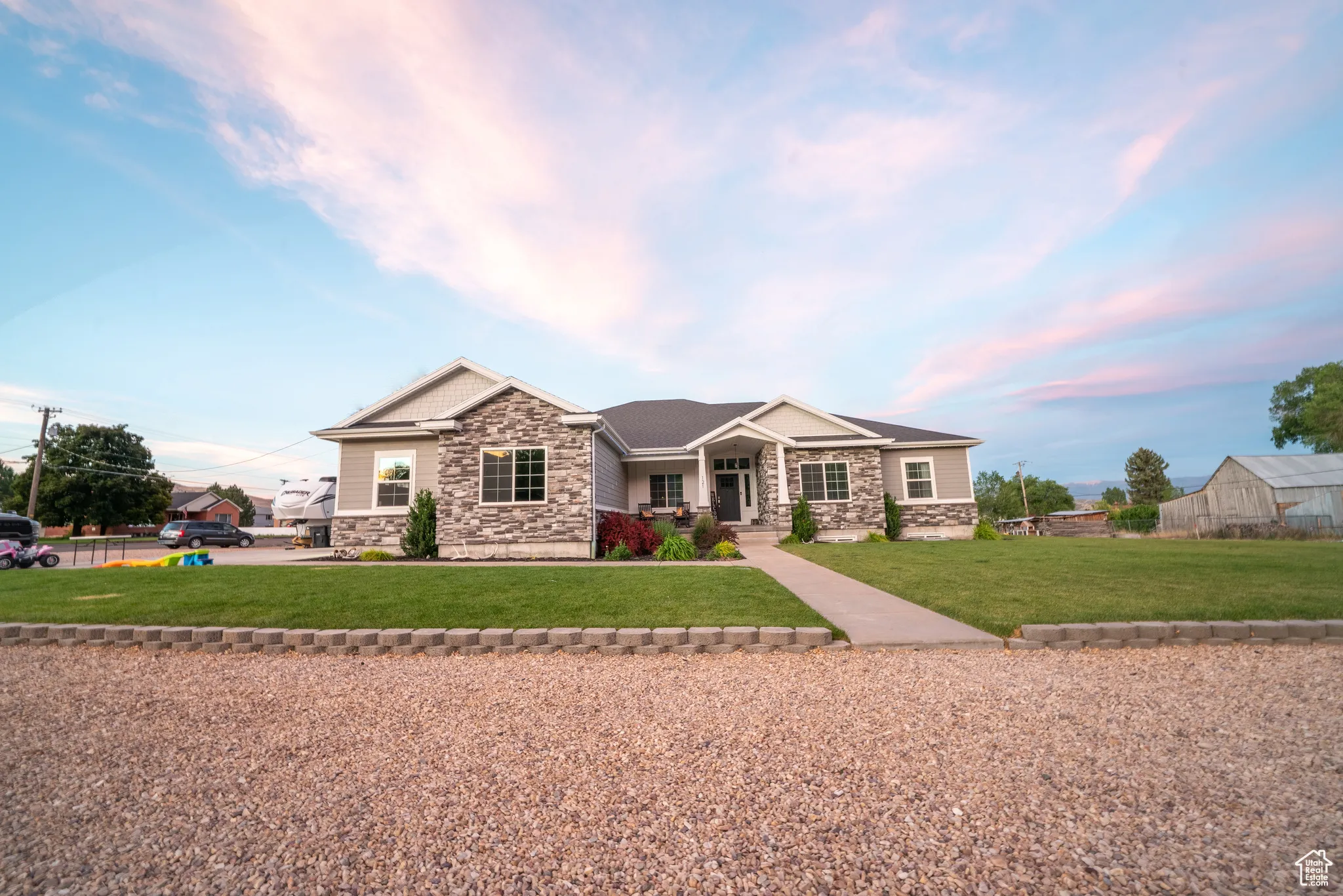 Single-story residence featuring a stone and siding facade