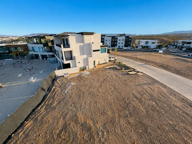 Expansive undeveloped lot with street frontage