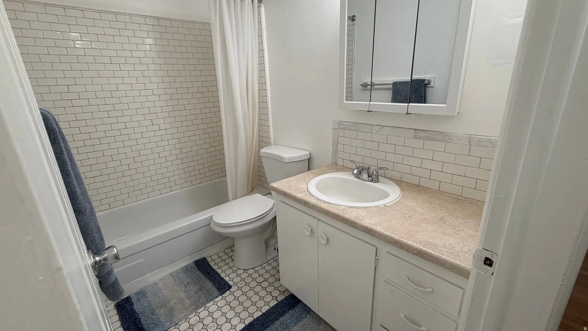 Bathroom is located between the bedrooms