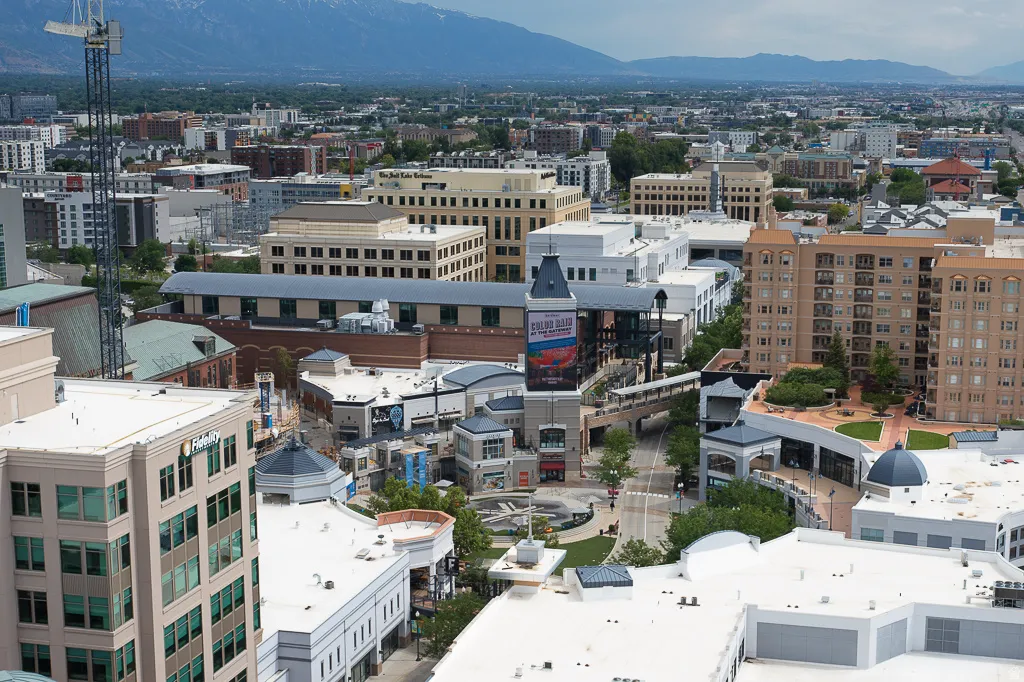 Just a few blocks from the Gateway center, shopping, restaurants, Megaplex movies, you've got it all!