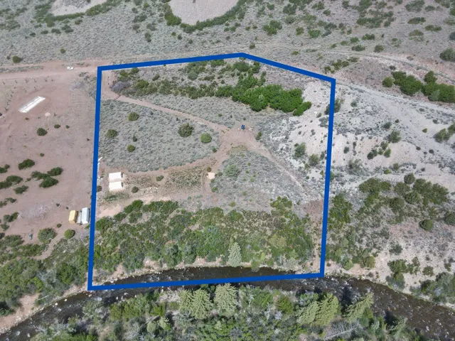Property lines are for reference and are approximate only