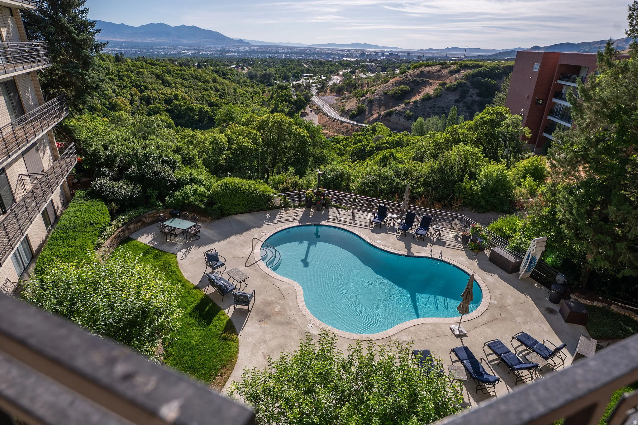 Freeform swimming pool with integrated steps and a surrounding concrete deck