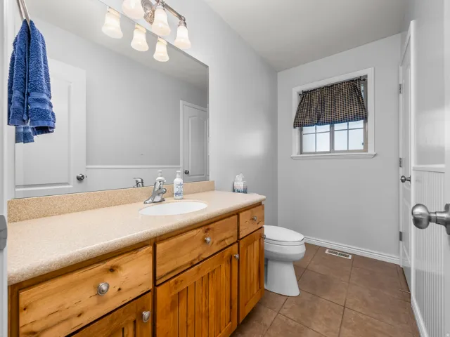 1/2 bath off of hair salon