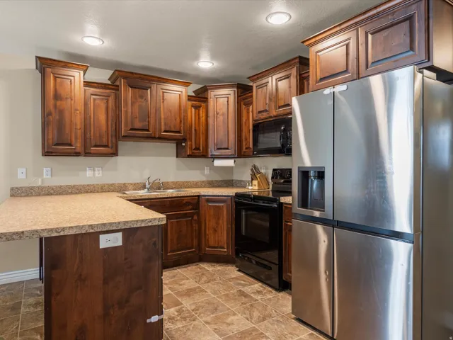 Spacious Kitchen with Breakfast bar