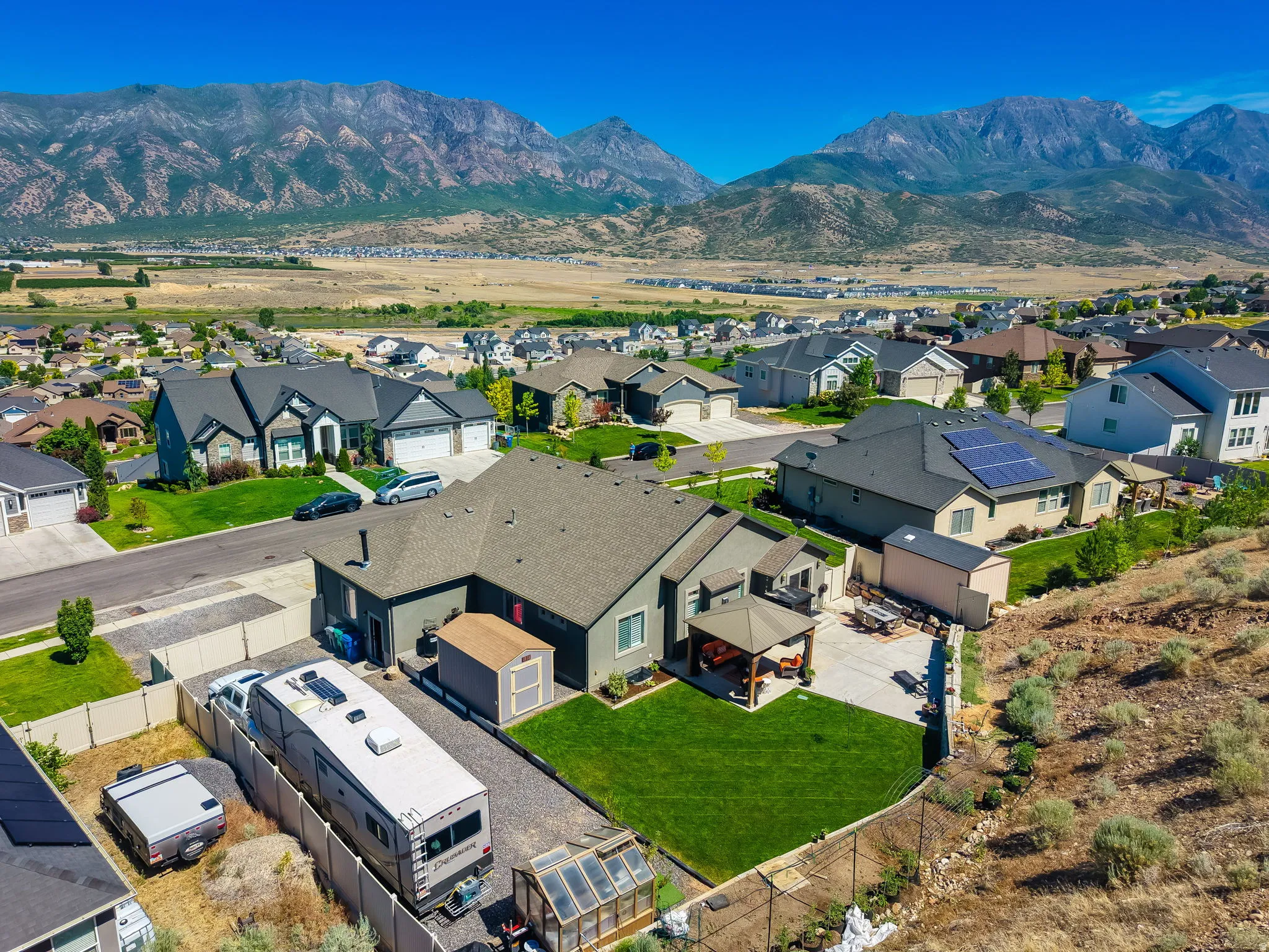 Expansive neighborhood setting featuring a backdrop of large mountains