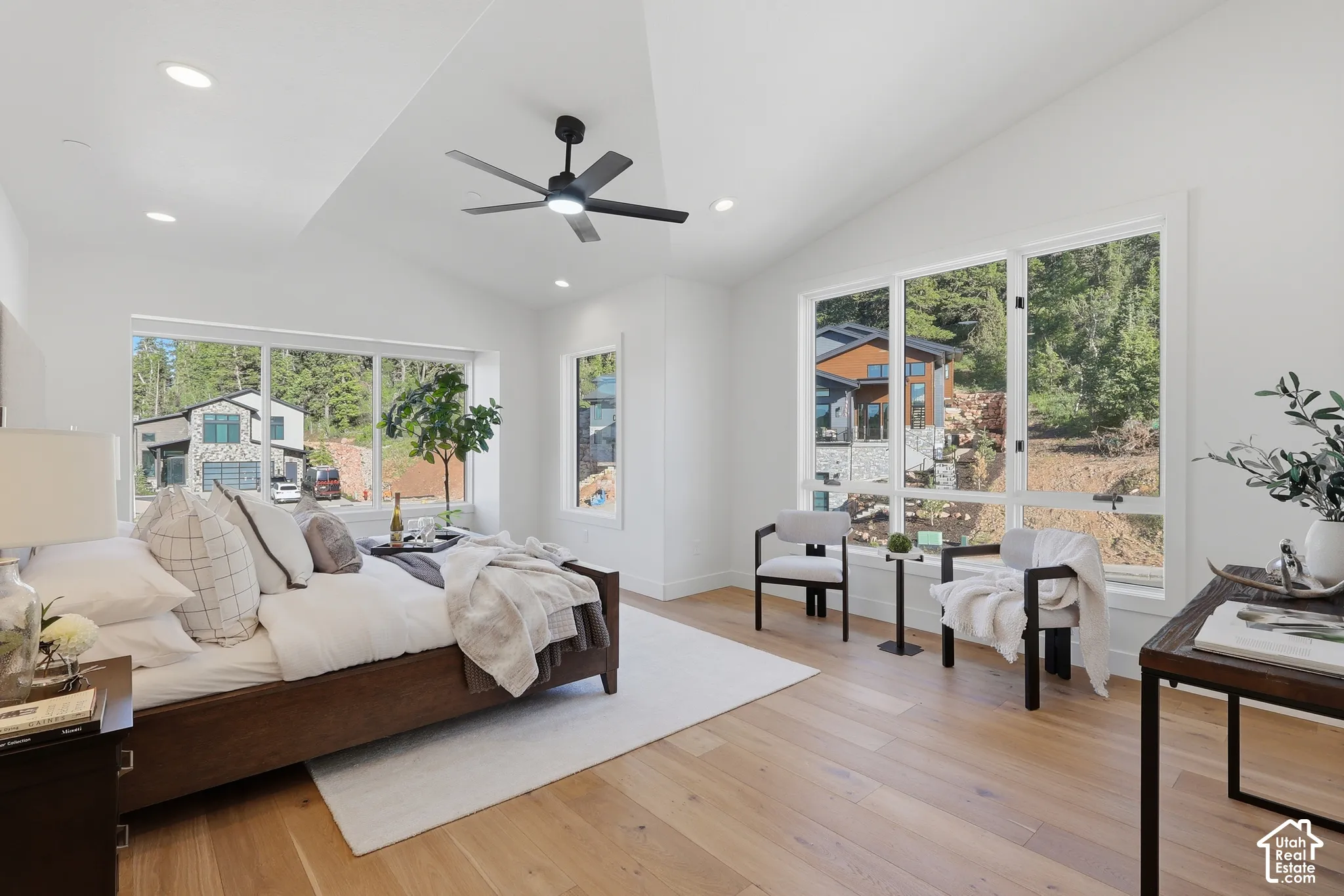 Vaulted ceiling with recessed lighting and a modern ceiling fan