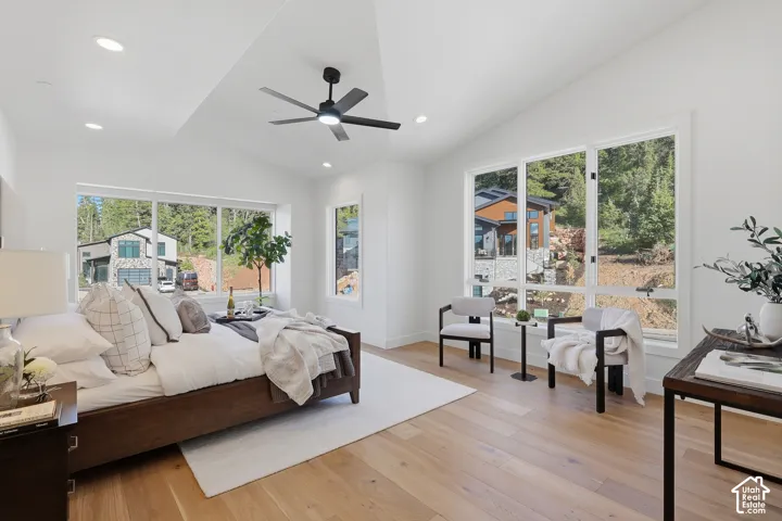 Vaulted ceiling with recessed lighting and a modern ceiling fan
