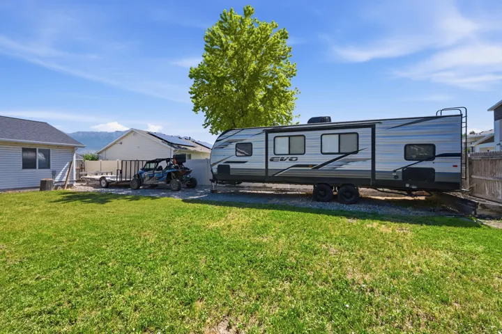 Yard with plenty of rv parking