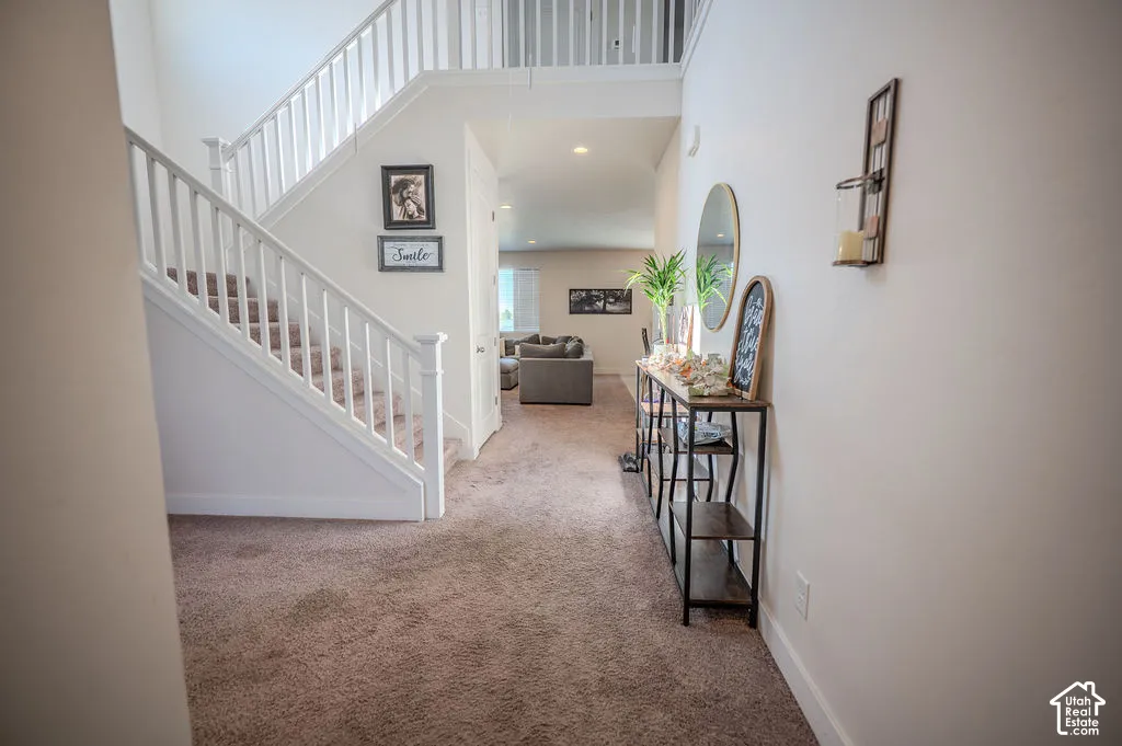 Open Foyer w/soaring ceilings!