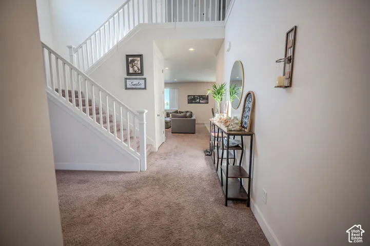 Open Foyer w/soaring ceilings!