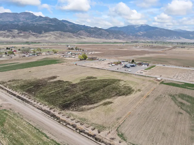 Expansive land parcel featuring open fields and distant mountain ranges