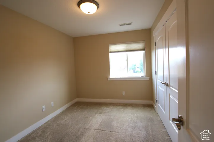 11.1x 9' middle bedroom