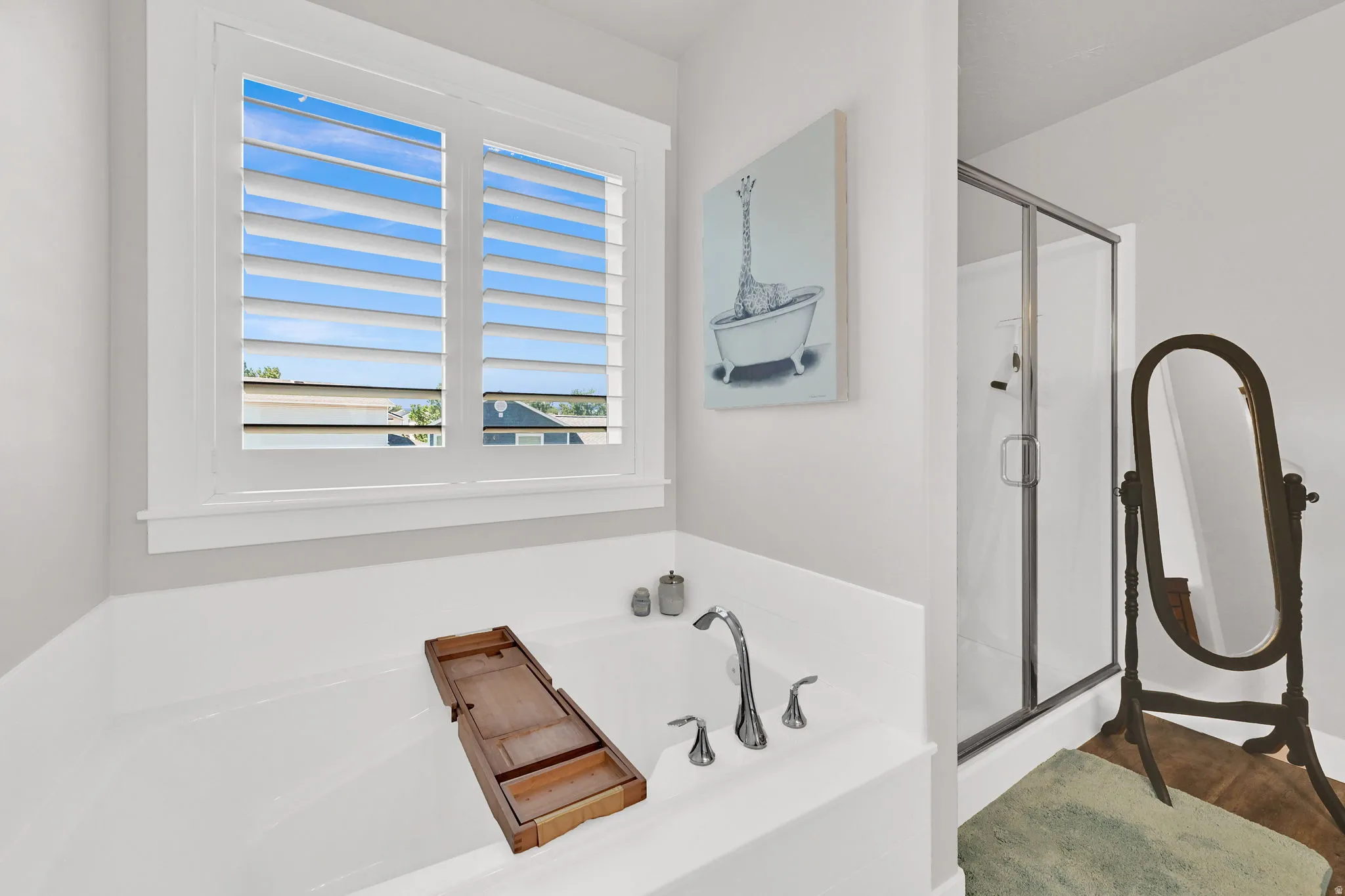 Primary Bathroom en Suite with separate tub/shower