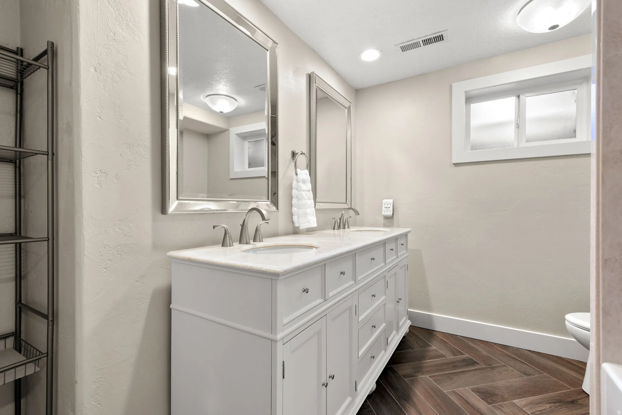 Newly remodeled downstairs Full Bath with Tub Shower Combo!