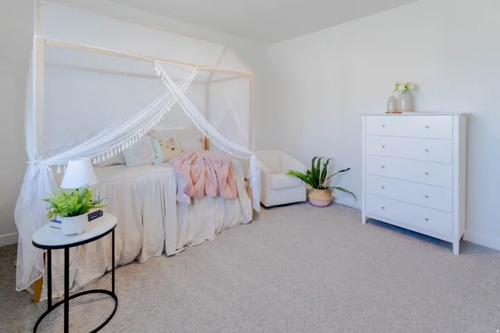 Neutral wall color, light-toned carpeting, and a built-in light fixture