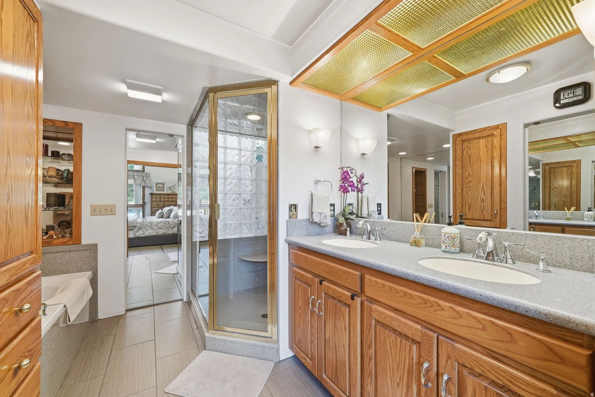 Dual vanity with integrated sinks and a large mirror