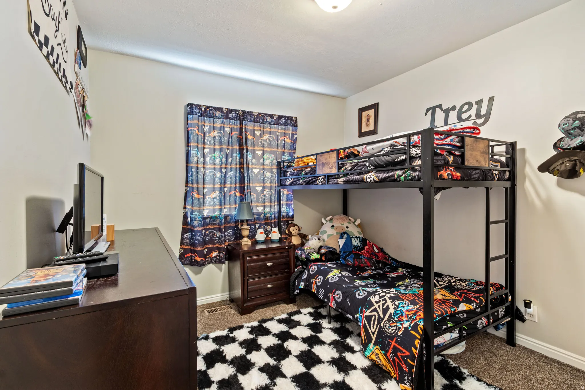 Neutral wall paint with carpet flooring