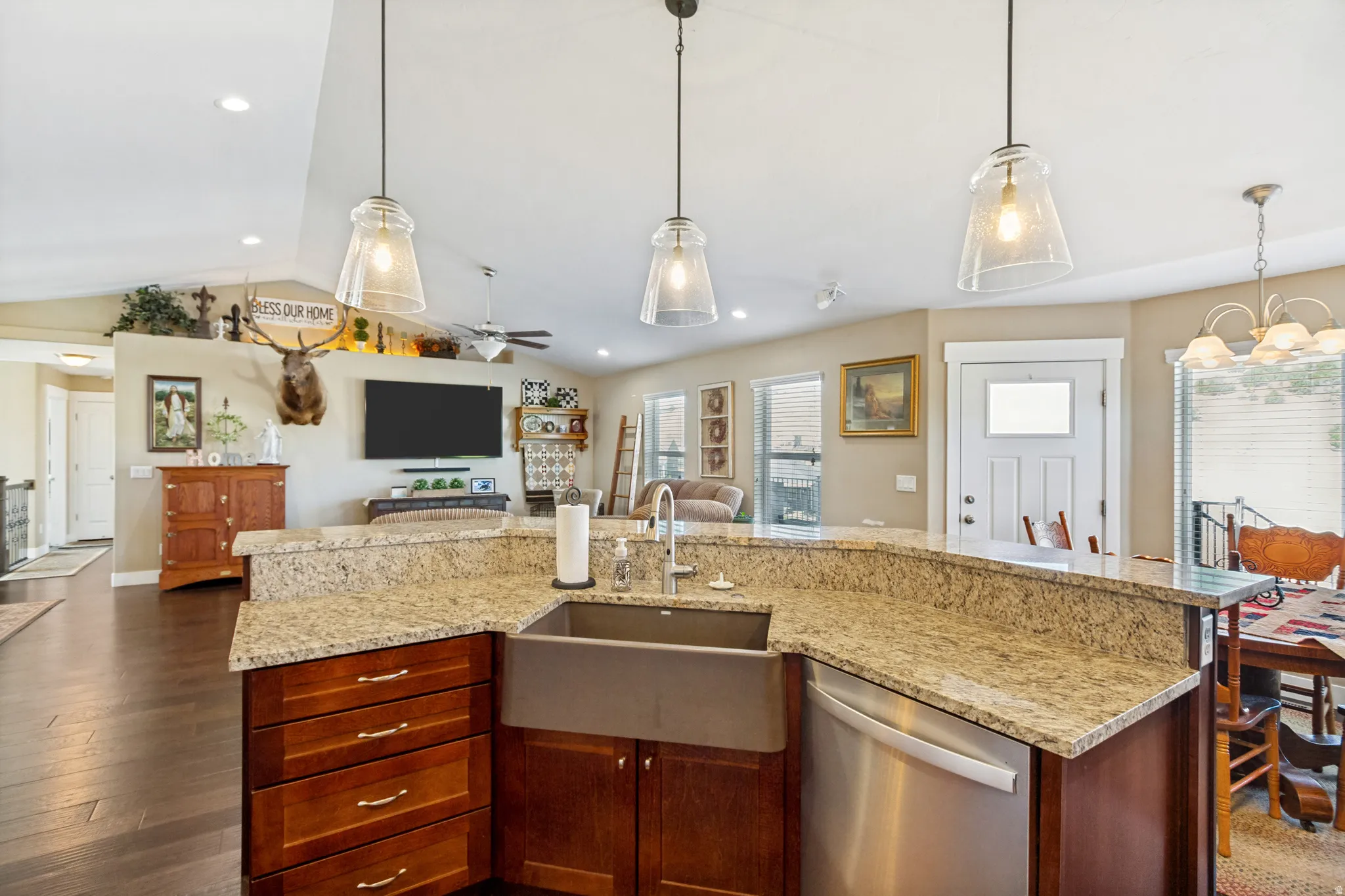 Composite farmhouse-style sink