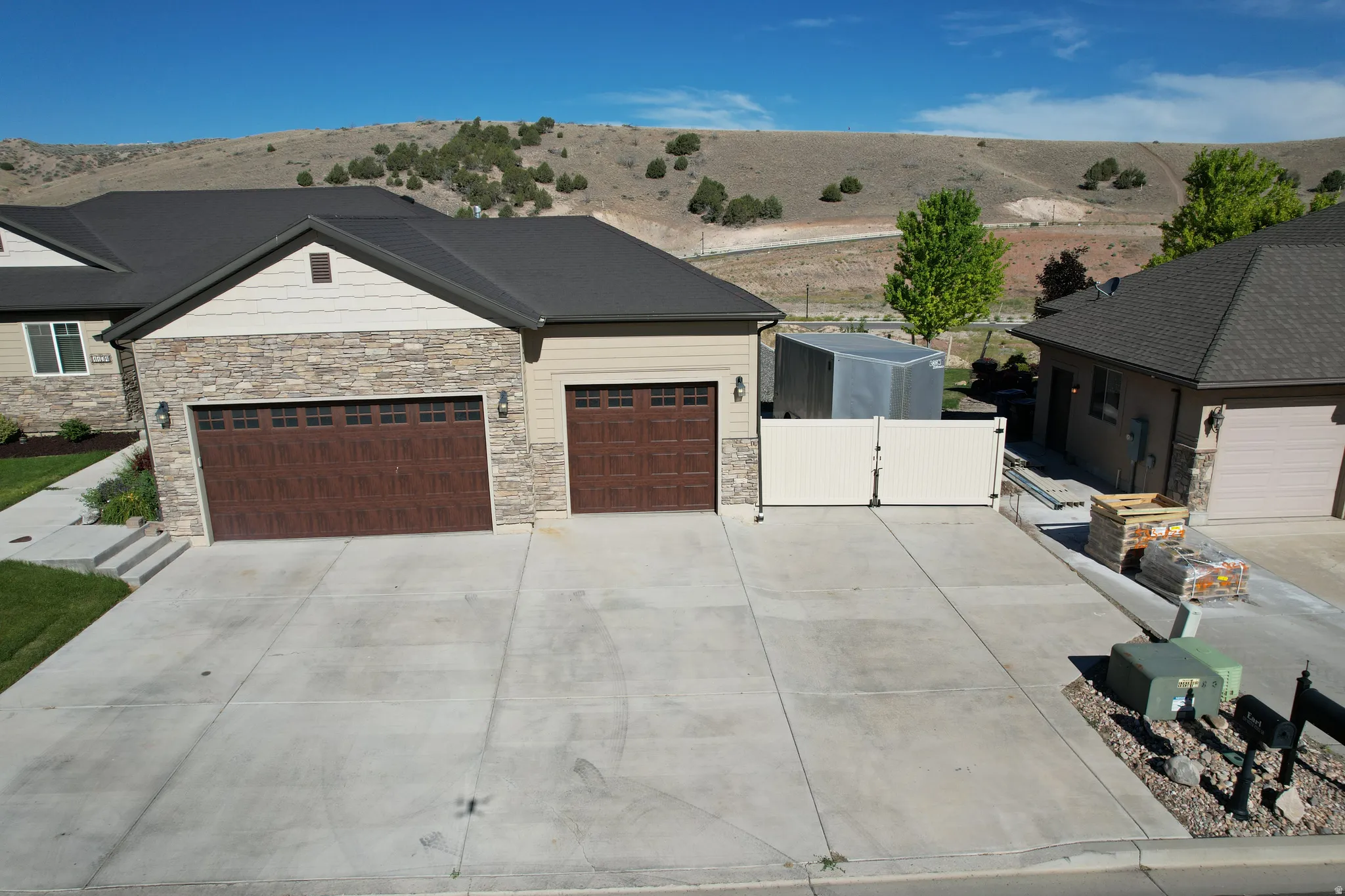 Convenient parking and garage space!