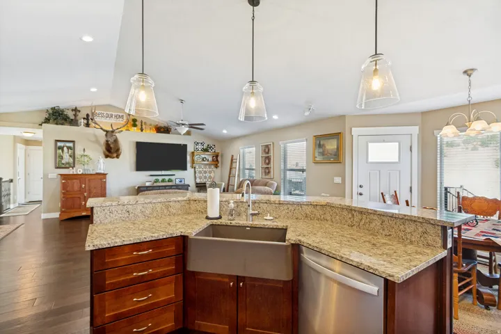 Composite farmhouse-style sink