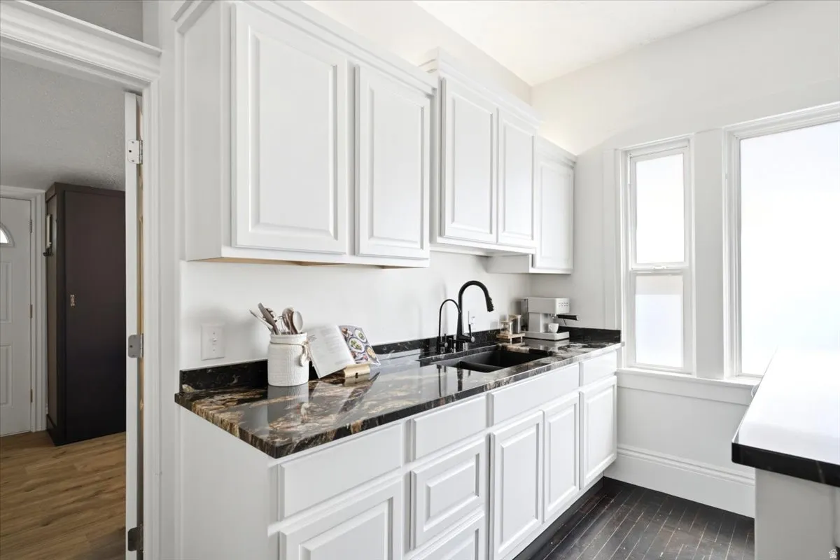 Kitchen an abundance of light / east facing