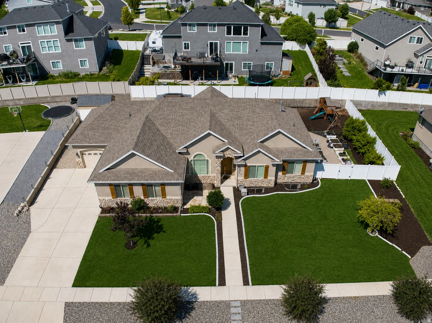 Ranch-style residence featuring a stone and stucco exterior